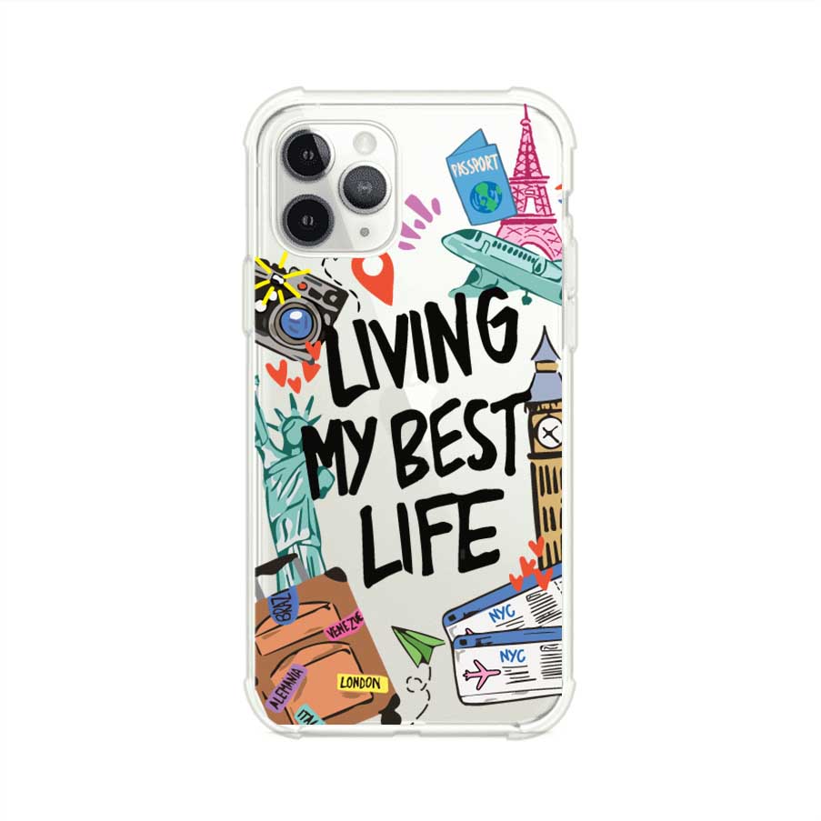 Funda personalizada para iPhone con frase 'Living My Best Life' y diseño de elementos viajeros como maletas, torre Eiffel, Big Ben y boletos de avión; producto de Remark MX