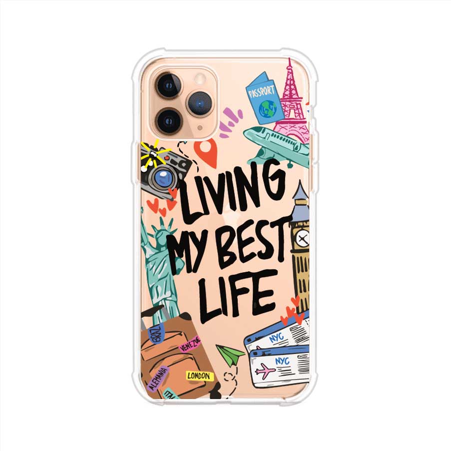 Funda personalizada para iPhone con frase 'Living My Best Life' y diseño de elementos viajeros como maletas, torre Eiffel, Big Ben y boletos de avión; producto de Remark MX