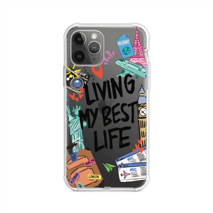 Funda personalizada para iPhone con frase 'Living My Best Life' y diseño de elementos viajeros como maletas, torre Eiffel, Big Ben y boletos de avión; producto de Remark MX