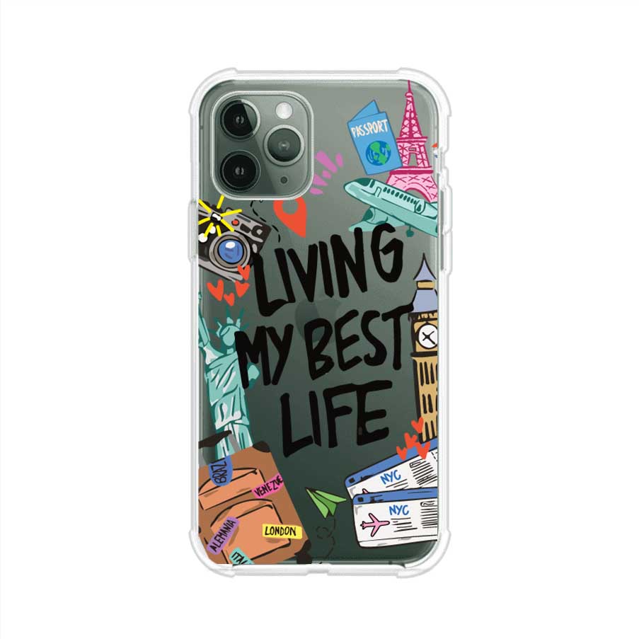Funda personalizada para iPhone con frase 'Living My Best Life' y diseño de elementos viajeros como maletas, torre Eiffel, Big Ben y boletos de avión; producto de Remark MX