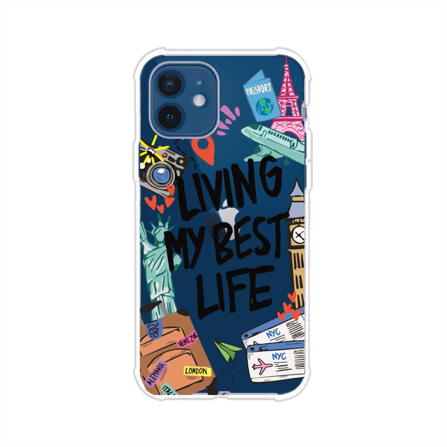 Funda personalizada para iPhone con frase 'Living My Best Life' y diseño de elementos viajeros como maletas, torre Eiffel, Big Ben y boletos de avión; producto de Remark MX