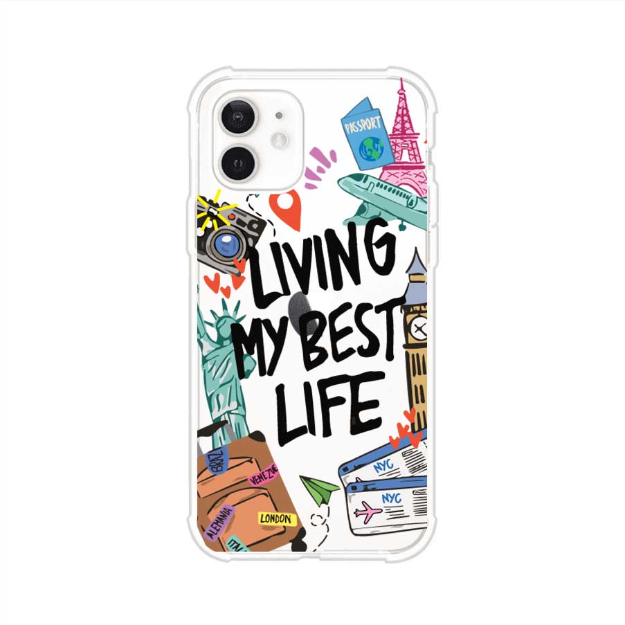 Funda personalizada para iPhone con frase 'Living My Best Life' y diseño de elementos viajeros como maletas, torre Eiffel, Big Ben y boletos de avión; producto de Remark MX