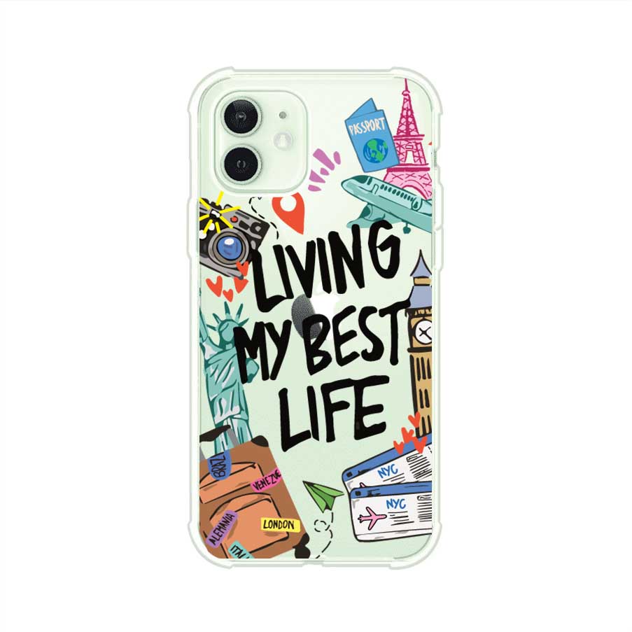 Funda personalizada para iPhone con frase 'Living My Best Life' y diseño de elementos viajeros como maletas, torre Eiffel, Big Ben y boletos de avión; producto de Remark MX