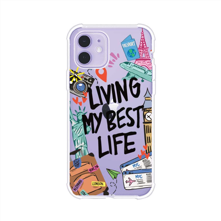Funda personalizada para iPhone con frase 'Living My Best Life' y diseño de elementos viajeros como maletas, torre Eiffel, Big Ben y boletos de avión; producto de Remark MX