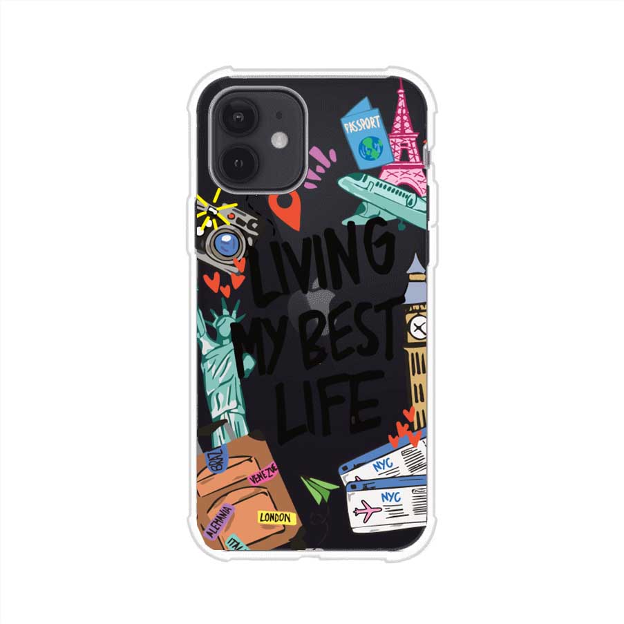 Funda personalizada para iPhone con frase 'Living My Best Life' y diseño de elementos viajeros como maletas, torre Eiffel, Big Ben y boletos de avión; producto de Remark MX