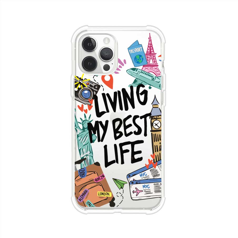 Funda personalizada para iPhone con frase 'Living My Best Life' y diseño de elementos viajeros como maletas, torre Eiffel, Big Ben y boletos de avión; producto de Remark MX