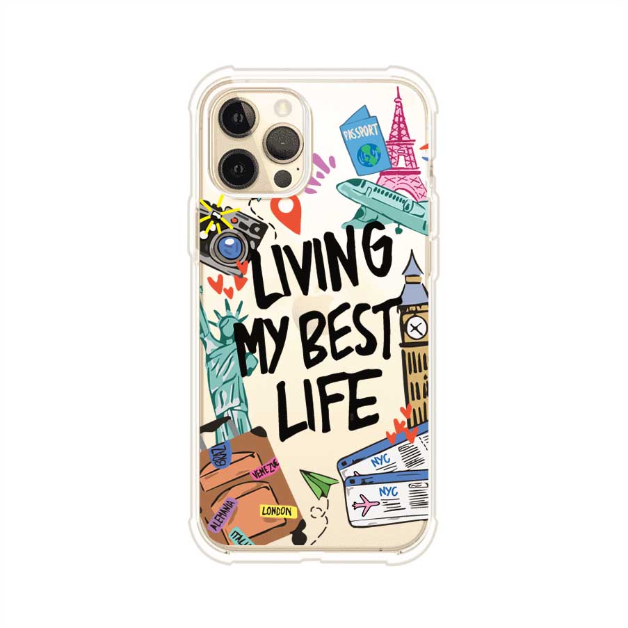 Funda personalizada para iPhone con frase 'Living My Best Life' y diseño de elementos viajeros como maletas, torre Eiffel, Big Ben y boletos de avión; producto de Remark MX
