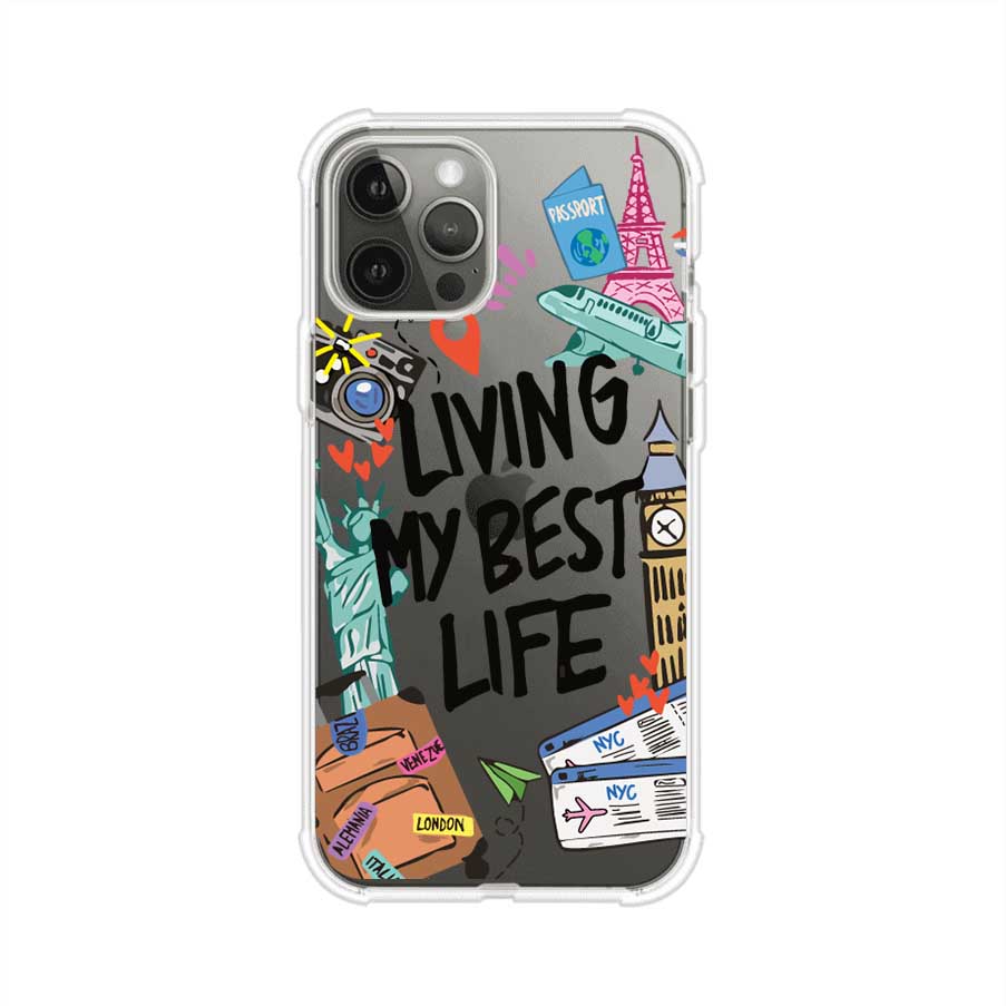 Funda personalizada para iPhone con frase 'Living My Best Life' y diseño de elementos viajeros como maletas, torre Eiffel, Big Ben y boletos de avión; producto de Remark MX