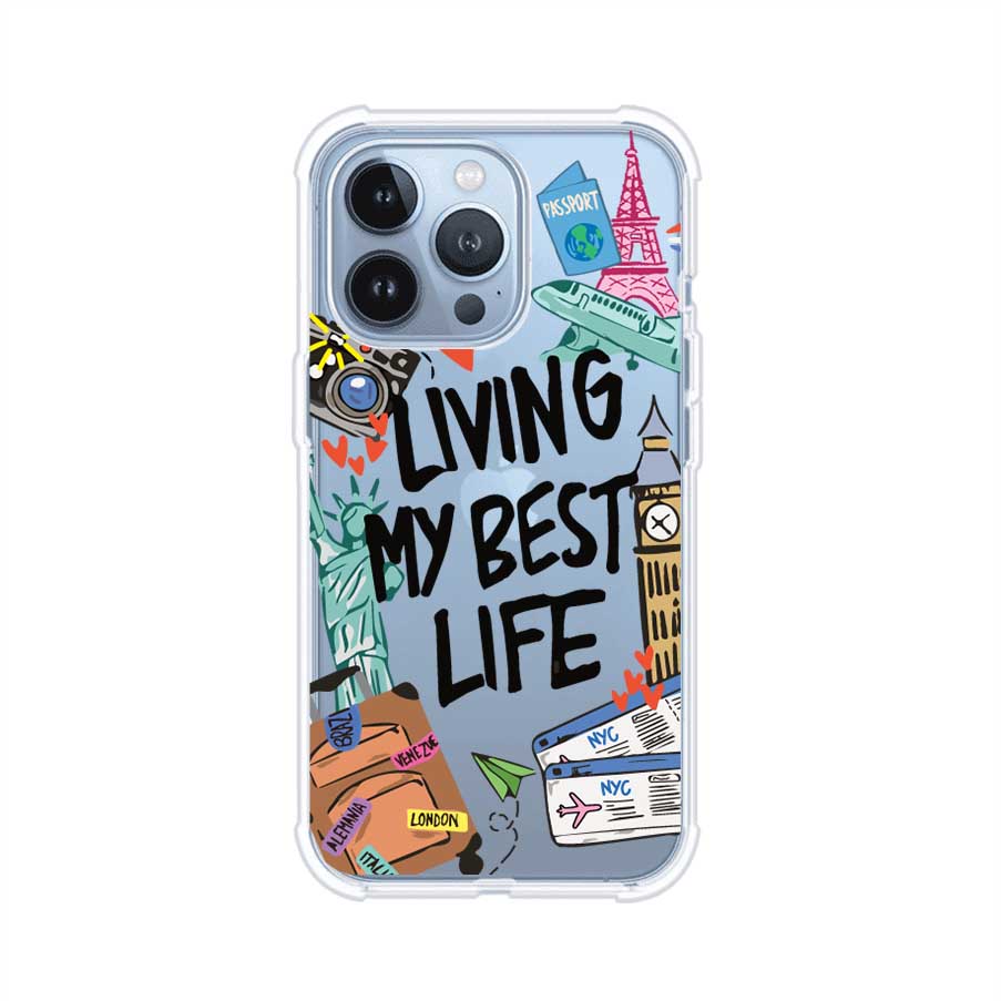 Funda personalizada para iPhone con frase 'Living My Best Life' y diseño de elementos viajeros como maletas, torre Eiffel, Big Ben y boletos de avión; producto de Remark MX