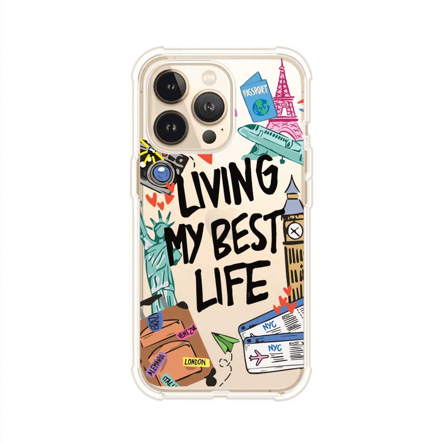 Funda personalizada para iPhone con frase 'Living My Best Life' y diseño de elementos viajeros como maletas, torre Eiffel, Big Ben y boletos de avión; producto de Remark MX