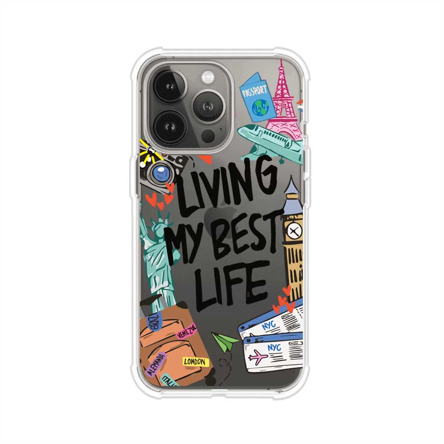 Funda personalizada para iPhone con frase 'Living My Best Life' y diseño de elementos viajeros como maletas, torre Eiffel, Big Ben y boletos de avión; producto de Remark MX