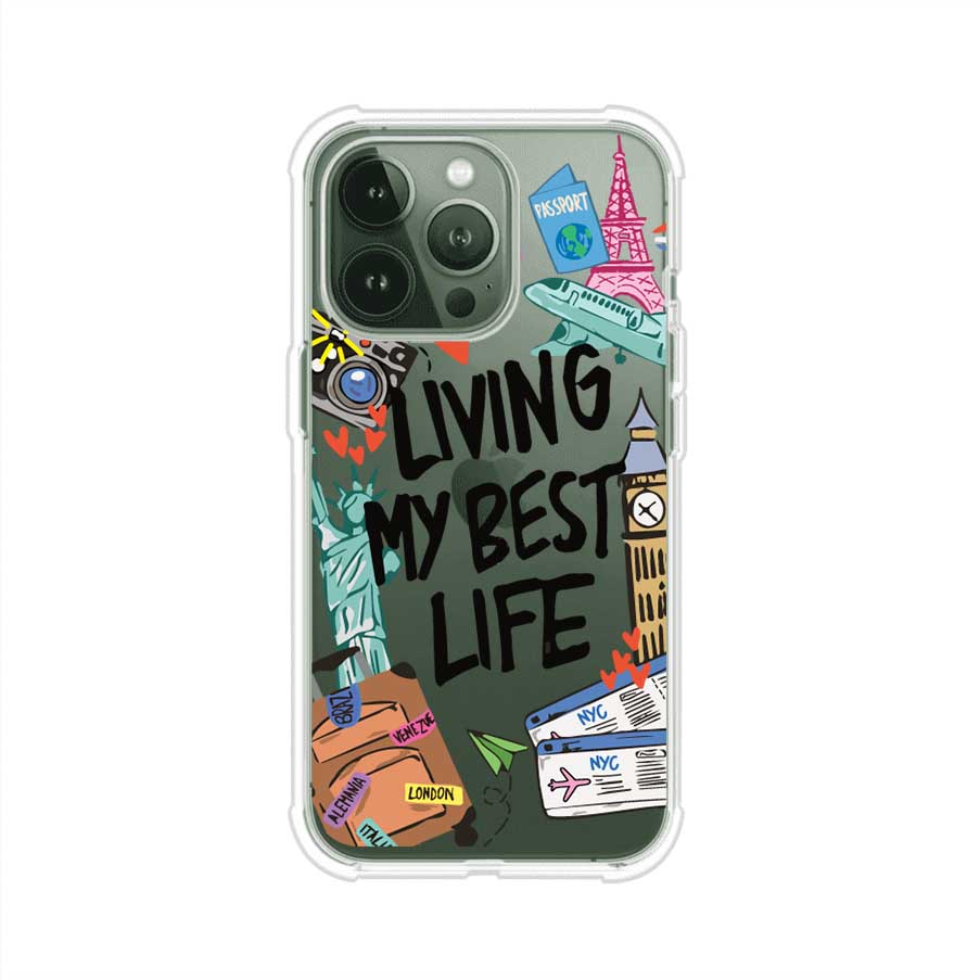 Funda personalizada para iPhone con frase 'Living My Best Life' y diseño de elementos viajeros como maletas, torre Eiffel, Big Ben y boletos de avión; producto de Remark MX