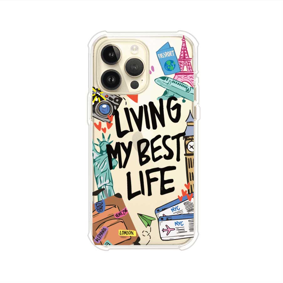 Funda personalizada para iPhone con frase 'Living My Best Life' y diseño de elementos viajeros como maletas, torre Eiffel, Big Ben y boletos de avión; producto de Remark MX