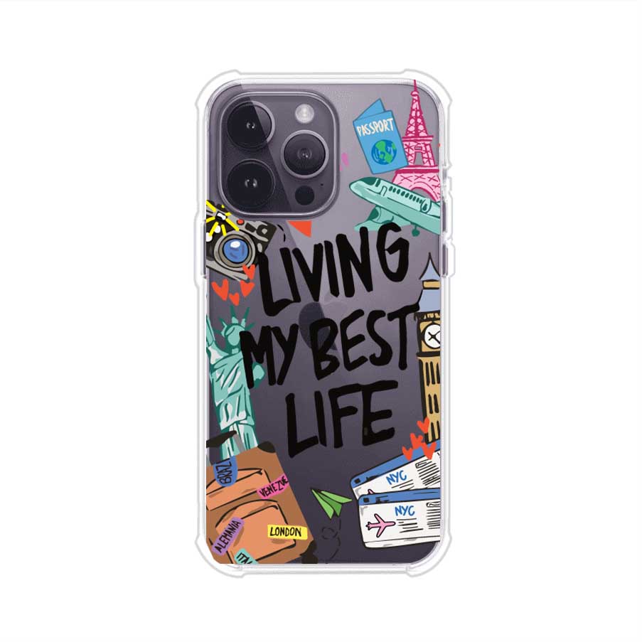 Funda personalizada para iPhone con frase 'Living My Best Life' y diseño de elementos viajeros como maletas, torre Eiffel, Big Ben y boletos de avión; producto de Remark MX