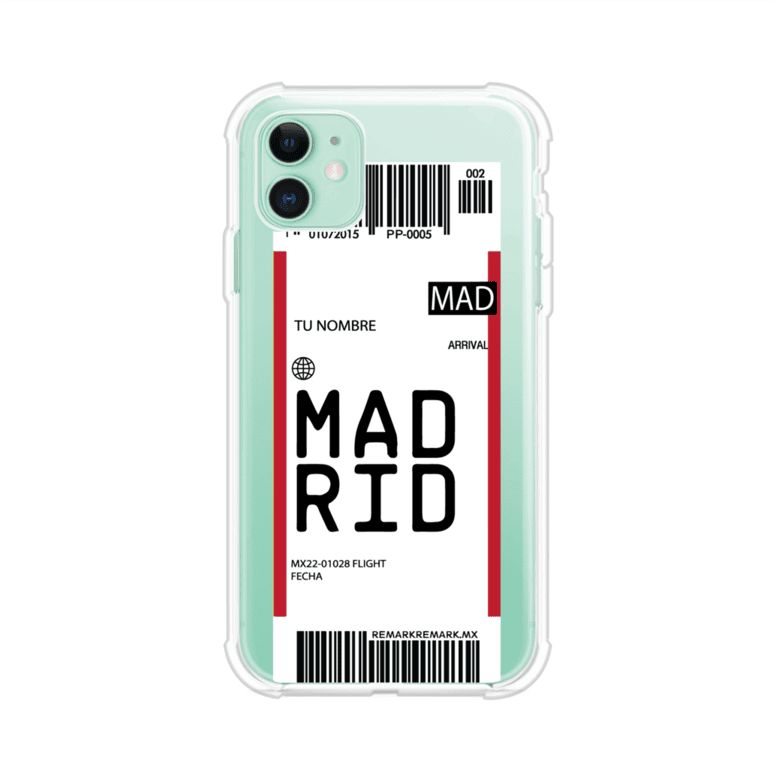 Funda personalizada estilo pase de abordar con diseño de Madrid y código MAD, personalizable con nombre y datos de vuelo; producto de Remark MX para iPhone