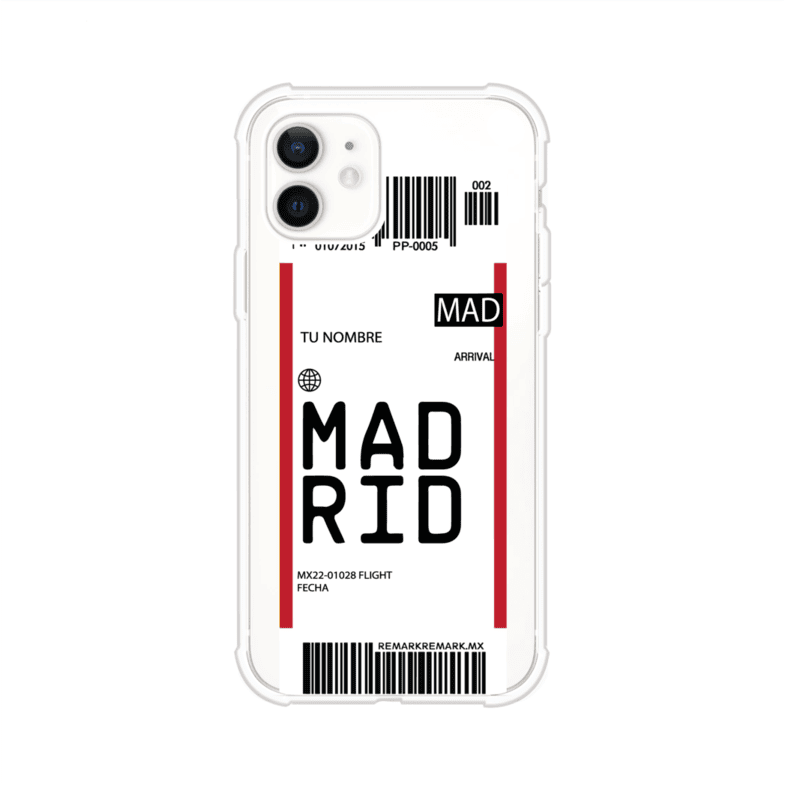 Funda personalizada estilo pase de abordar con diseño de Madrid y código MAD, personalizable con nombre y datos de vuelo; producto de Remark MX para iPhone