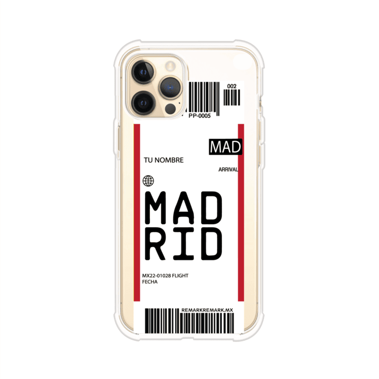 Funda personalizada estilo pase de abordar con diseño de Madrid y código MAD, personalizable con nombre y datos de vuelo; producto de Remark MX para iPhone