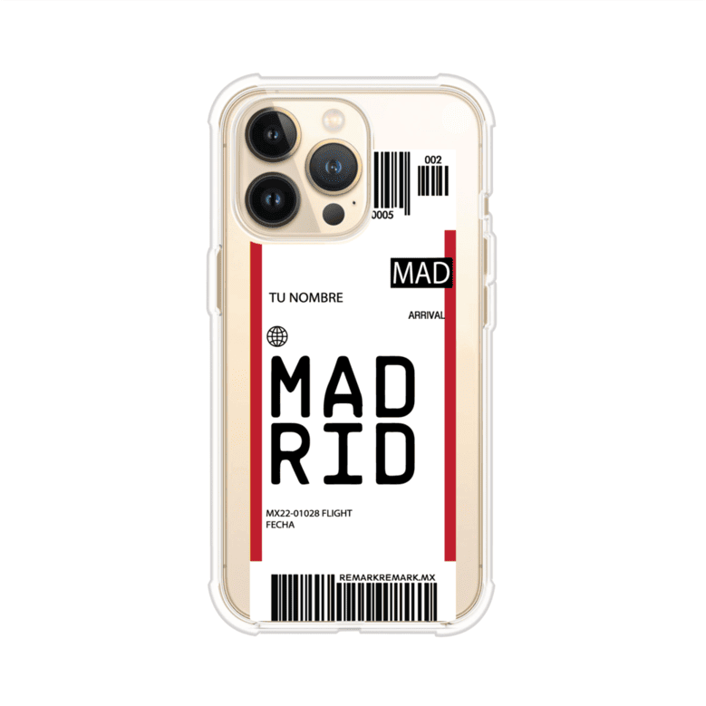 Funda personalizada estilo pase de abordar con diseño de Madrid y código MAD, personalizable con nombre y datos de vuelo; producto de Remark MX para iPhone