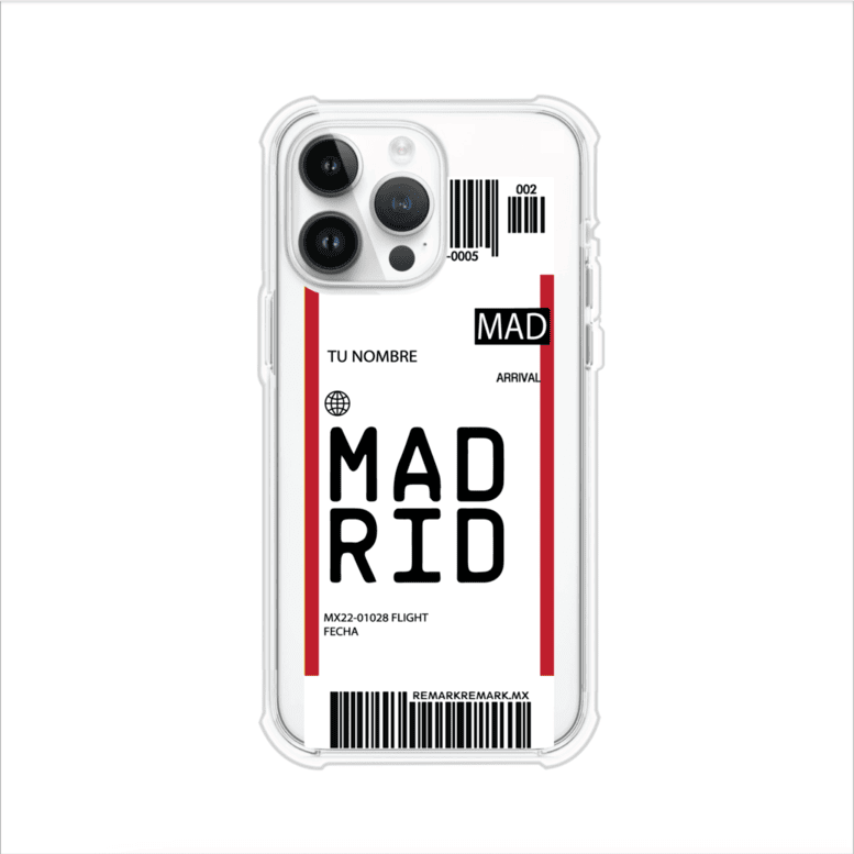 Funda personalizada estilo pase de abordar con diseño de Madrid y código MAD, personalizable con nombre y datos de vuelo; producto de Remark MX para iPhone