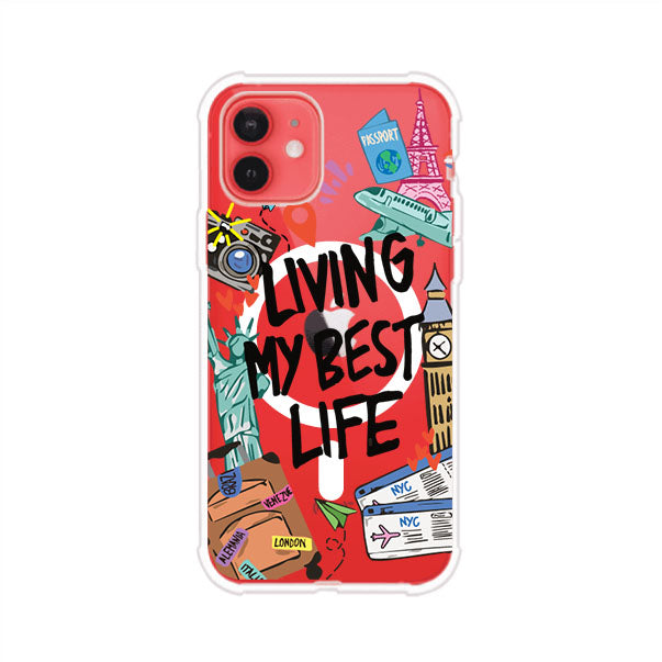 Funda personalizada para iPhone con frase 'Living My Best Life' y diseño de elementos viajeros como maletas, torre Eiffel, Big Ben y boletos de avión; producto de Remark MX