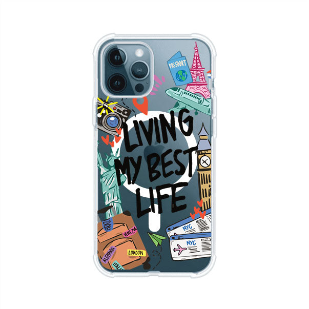 Funda personalizada para iPhone con frase 'Living My Best Life' y diseño de elementos viajeros como maletas, torre Eiffel, Big Ben y boletos de avión; producto de Remark MX