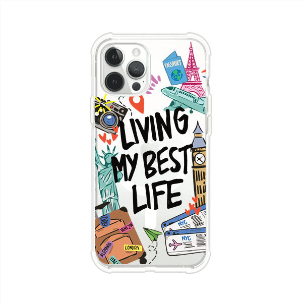 Funda personalizada para iPhone con frase 'Living My Best Life' y diseño de elementos viajeros como maletas, torre Eiffel, Big Ben y boletos de avión; producto de Remark MX