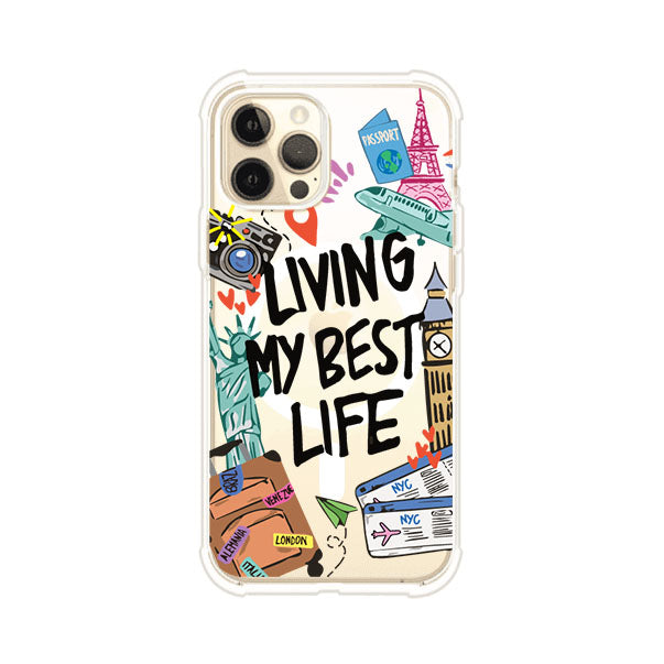 Funda personalizada para iPhone con frase 'Living My Best Life' y diseño de elementos viajeros como maletas, torre Eiffel, Big Ben y boletos de avión; producto de Remark MX