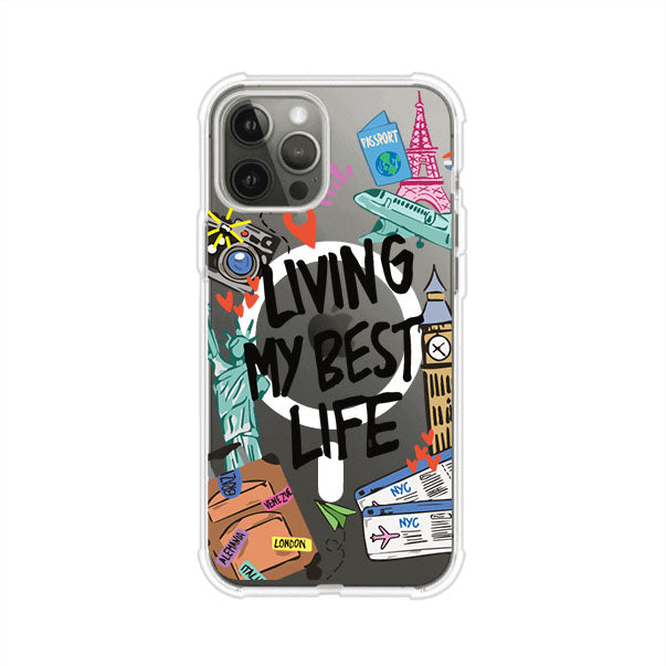 Funda personalizada para iPhone con frase 'Living My Best Life' y diseño de elementos viajeros como maletas, torre Eiffel, Big Ben y boletos de avión; producto de Remark MX