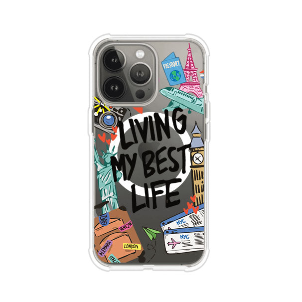 Funda personalizada para iPhone con frase 'Living My Best Life' y diseño de elementos viajeros como maletas, torre Eiffel, Big Ben y boletos de avión; producto de Remark MX