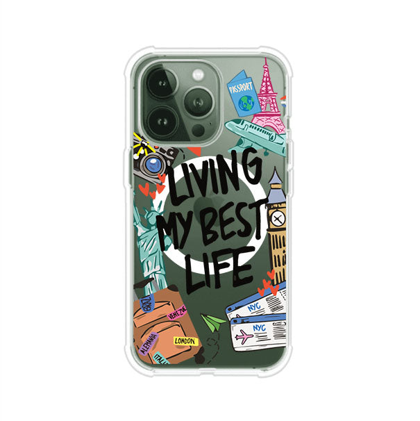 Funda personalizada para iPhone con frase 'Living My Best Life' y diseño de elementos viajeros como maletas, torre Eiffel, Big Ben y boletos de avión; producto de Remark MX