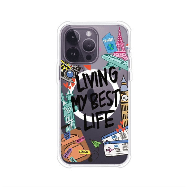 Funda personalizada para iPhone con frase 'Living My Best Life' y diseño de elementos viajeros como maletas, torre Eiffel, Big Ben y boletos de avión; producto de Remark MX