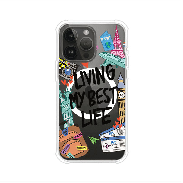 Funda personalizada para iPhone con frase 'Living My Best Life' y diseño de elementos viajeros como maletas, torre Eiffel, Big Ben y boletos de avión; producto de Remark MX