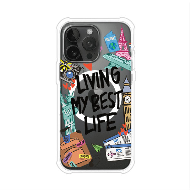 Funda personalizada para iPhone con frase 'Living My Best Life' y diseño de elementos viajeros como maletas, torre Eiffel, Big Ben y boletos de avión; producto de Remark MX