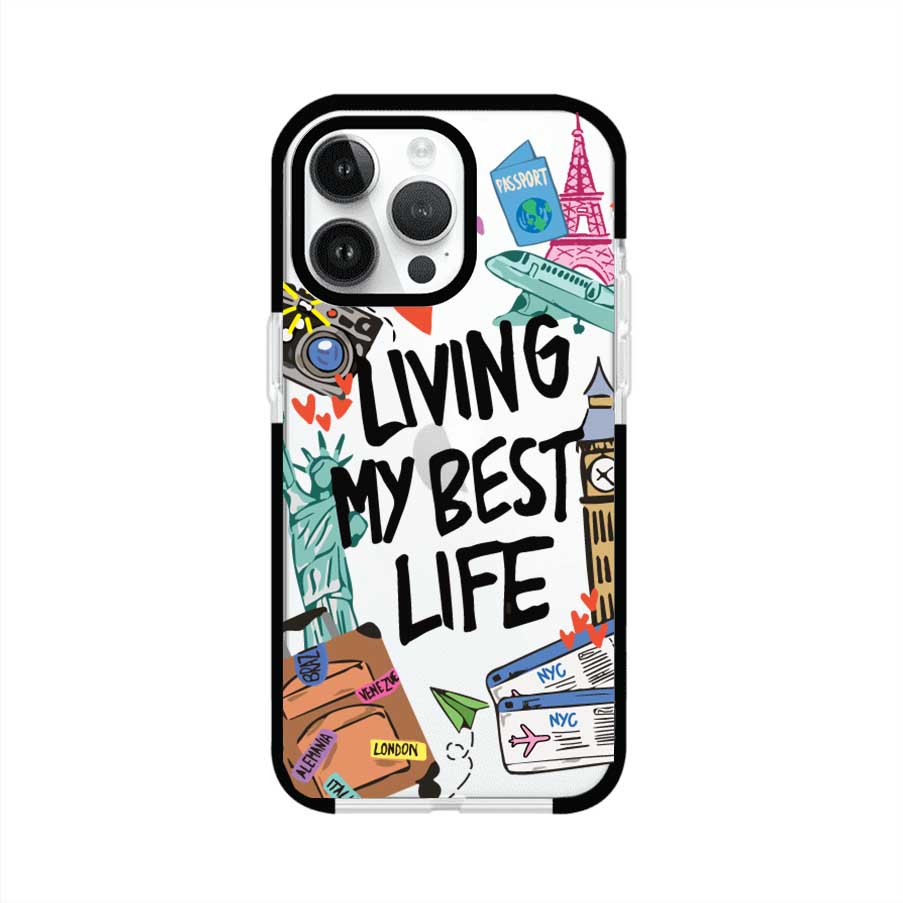 Funda personalizada para iPhone con frase 'Living My Best Life' y diseño de elementos viajeros como maletas, torre Eiffel, Big Ben y boletos de avión; producto de Remark MX