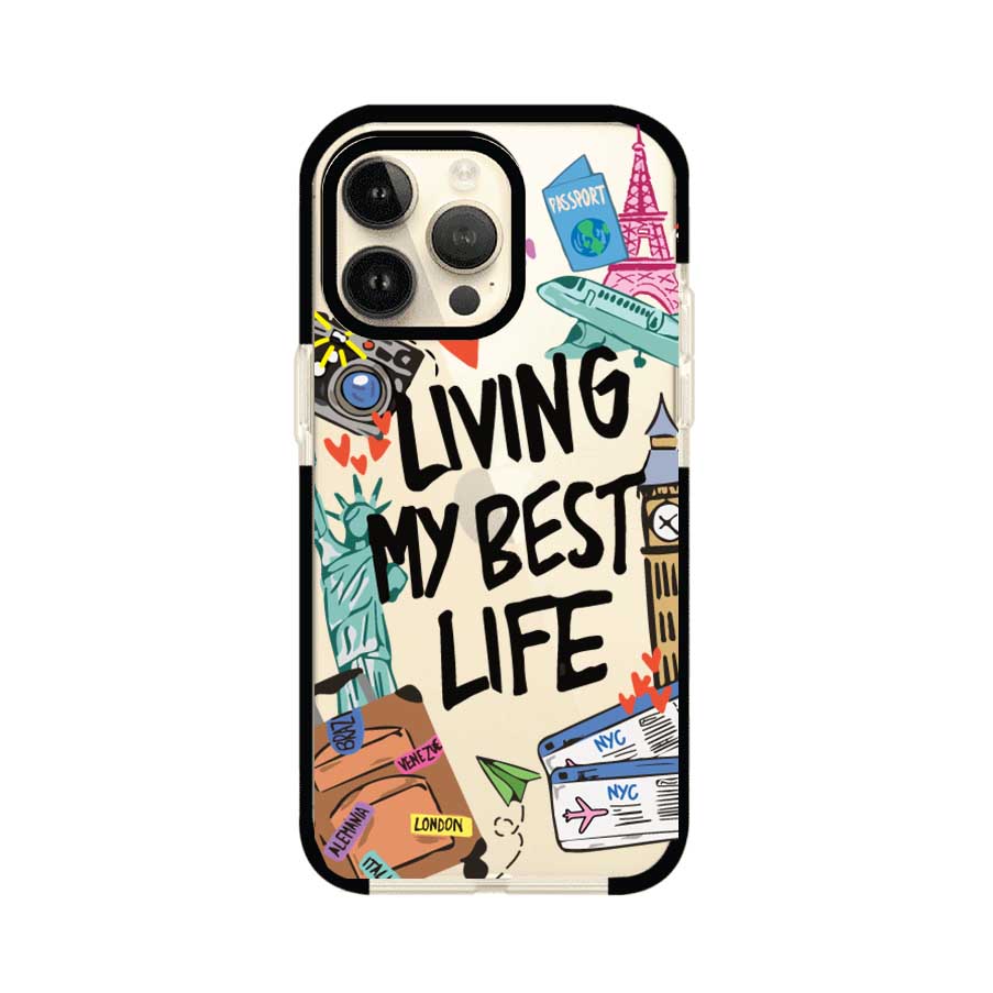 Funda personalizada para iPhone con frase 'Living My Best Life' y diseño de elementos viajeros como maletas, torre Eiffel, Big Ben y boletos de avión; producto de Remark MX