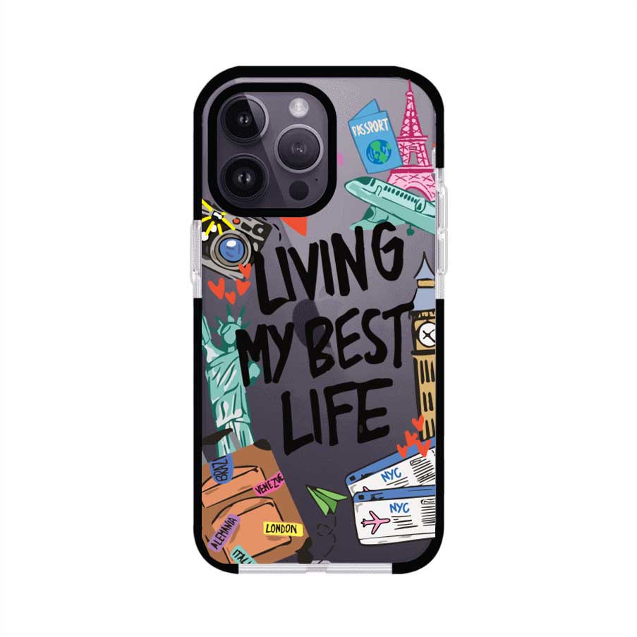 Funda personalizada para iPhone con frase 'Living My Best Life' y diseño de elementos viajeros como maletas, torre Eiffel, Big Ben y boletos de avión; producto de Remark MX