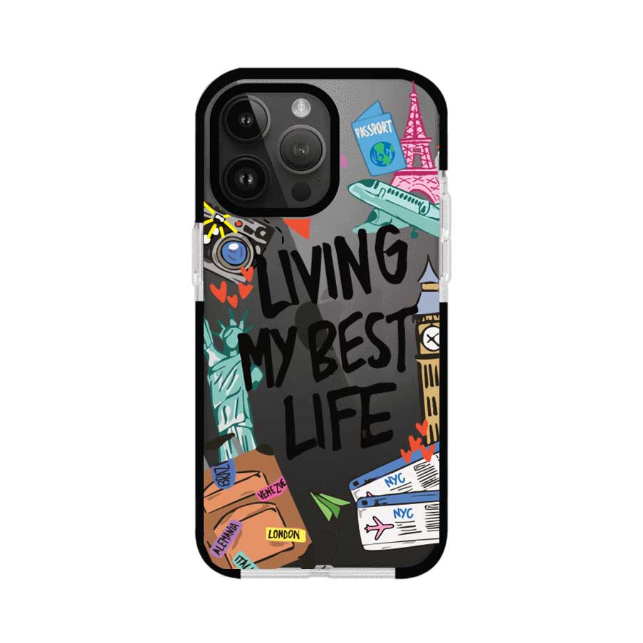 Funda personalizada para iPhone con frase 'Living My Best Life' y diseño de elementos viajeros como maletas, torre Eiffel, Big Ben y boletos de avión; producto de Remark MX