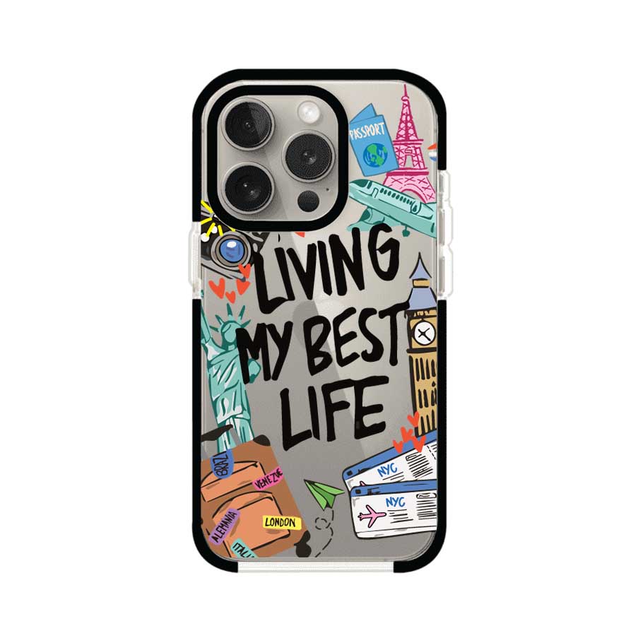 Funda personalizada para iPhone con frase 'Living My Best Life' y diseño de elementos viajeros como maletas, torre Eiffel, Big Ben y boletos de avión; producto de Remark MX