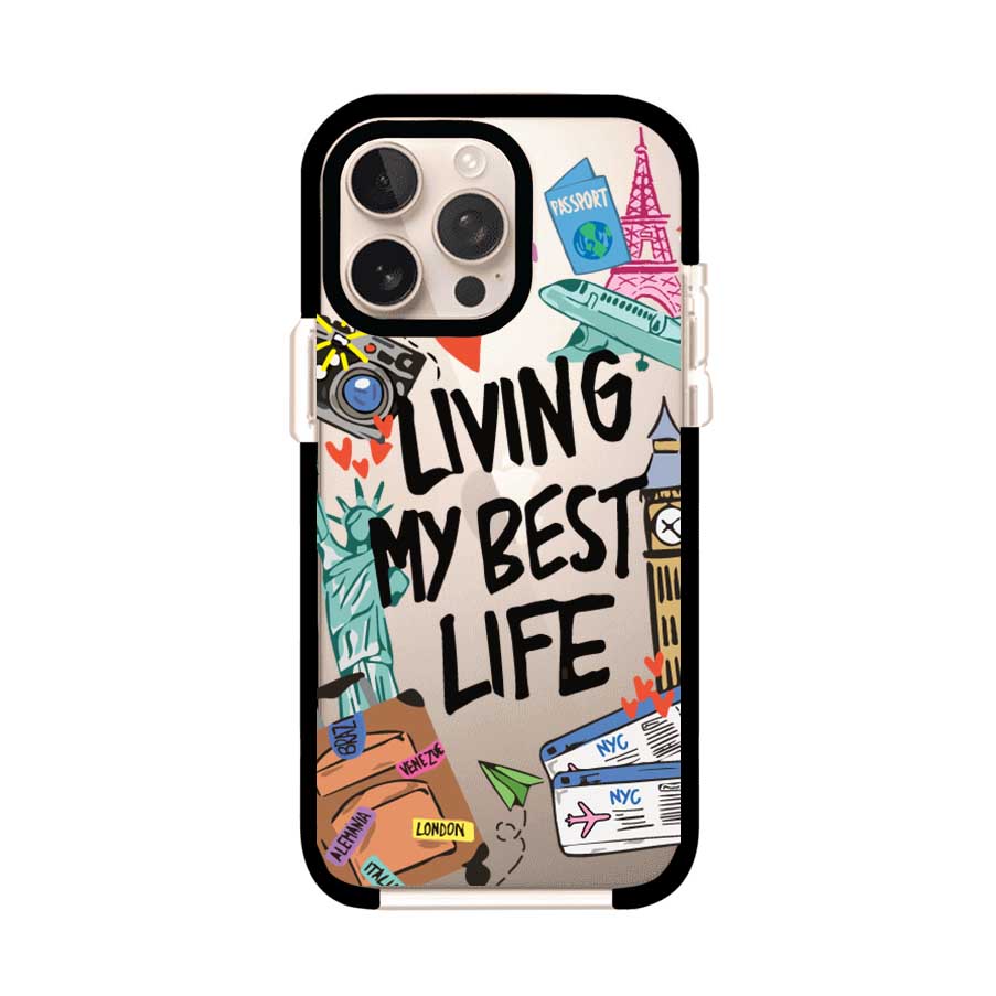 Funda personalizada para iPhone con frase 'Living My Best Life' y diseño de elementos viajeros como maletas, torre Eiffel, Big Ben y boletos de avión; producto de Remark MX