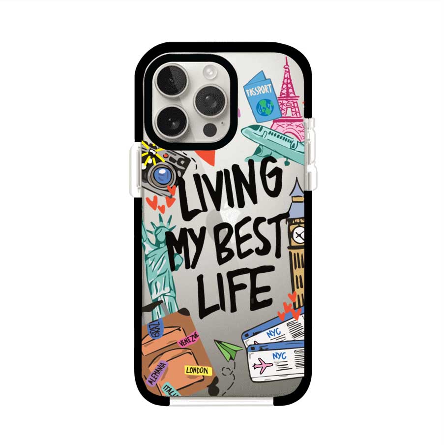 Funda personalizada para iPhone con frase 'Living My Best Life' y diseño de elementos viajeros como maletas, torre Eiffel, Big Ben y boletos de avión; producto de Remark MX
