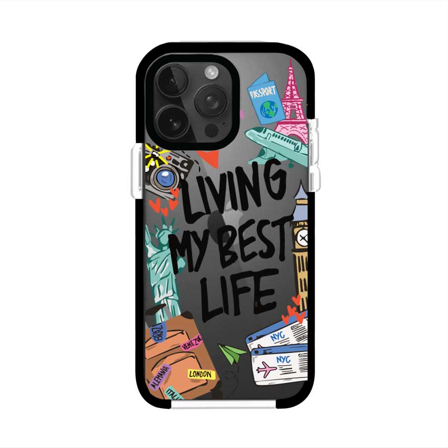Funda personalizada para iPhone con frase 'Living My Best Life' y diseño de elementos viajeros como maletas, torre Eiffel, Big Ben y boletos de avión; producto de Remark MX