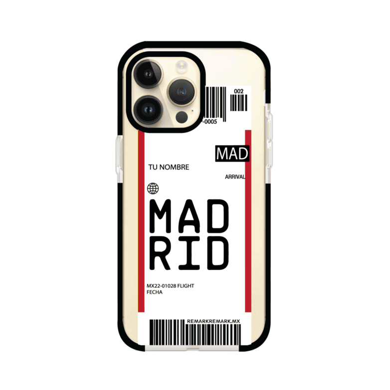Funda personalizada estilo pase de abordar con diseño de Madrid y código MAD, personalizable con nombre y datos de vuelo; producto de Remark MX para iPhone