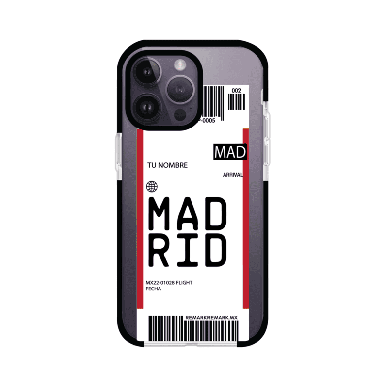 Funda personalizada estilo pase de abordar con diseño de Madrid y código MAD, personalizable con nombre y datos de vuelo; producto de Remark MX para iPhone