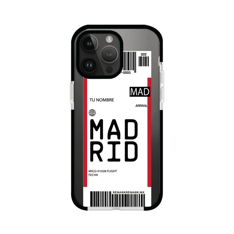 Funda personalizada estilo pase de abordar con diseño de Madrid y código MAD, personalizable con nombre y datos de vuelo; producto de Remark MX para iPhone
