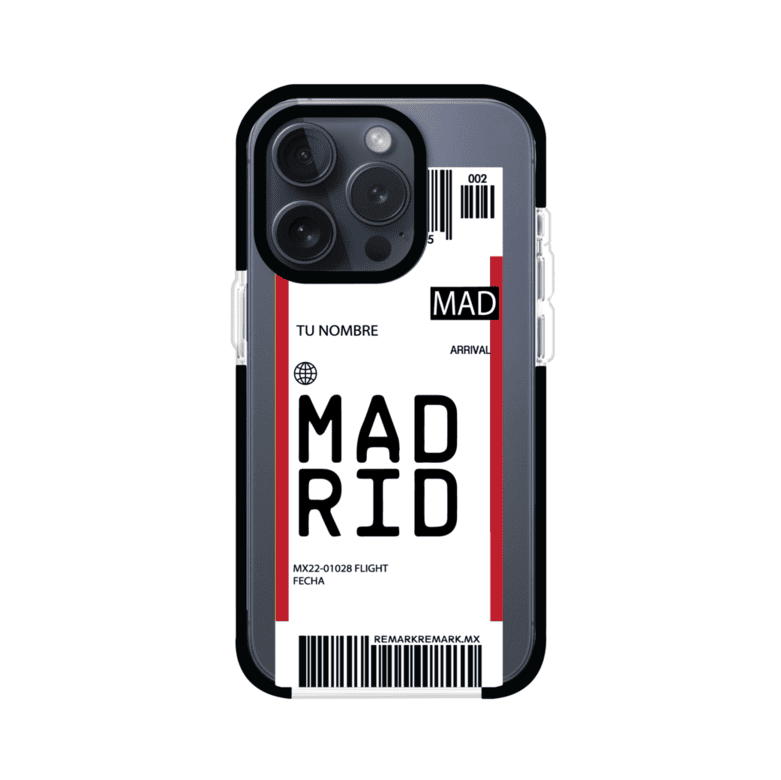 Funda personalizada estilo pase de abordar con diseño de Madrid y código MAD, personalizable con nombre y datos de vuelo; producto de Remark MX para iPhone
