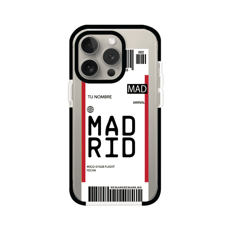 Funda personalizada estilo pase de abordar con diseño de Madrid y código MAD, personalizable con nombre y datos de vuelo; producto de Remark MX para iPhone