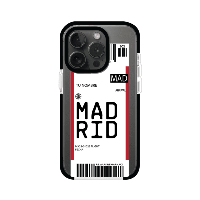 Funda personalizada estilo pase de abordar con diseño de Madrid y código MAD, personalizable con nombre y datos de vuelo; producto de Remark MX para iPhone