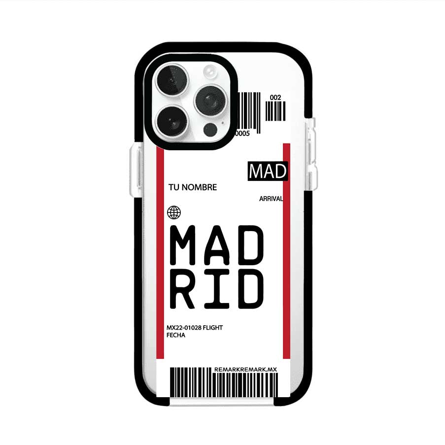 Funda personalizada estilo pase de abordar con diseño de Madrid y código MAD, personalizable con nombre y datos de vuelo; producto de Remark MX para iPhone