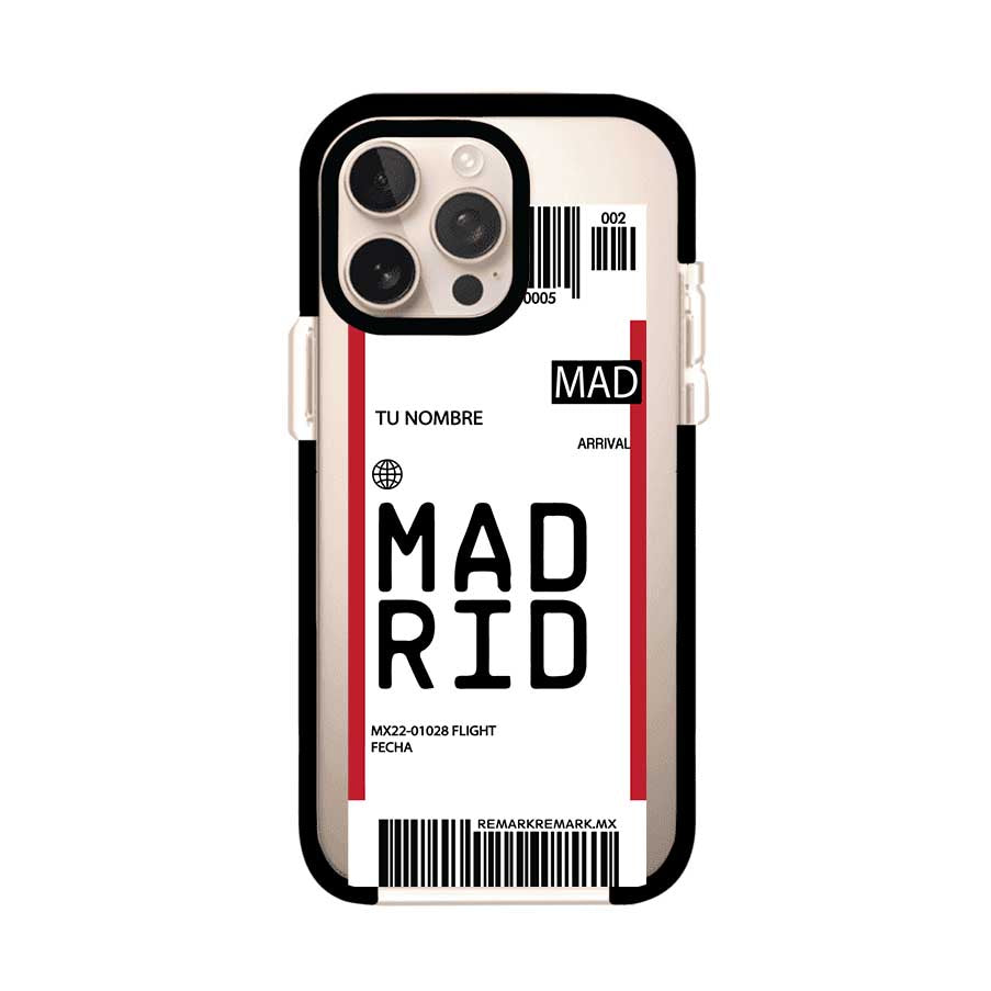 Funda personalizada estilo pase de abordar con diseño de Madrid y código MAD, personalizable con nombre y datos de vuelo; producto de Remark MX para iPhone