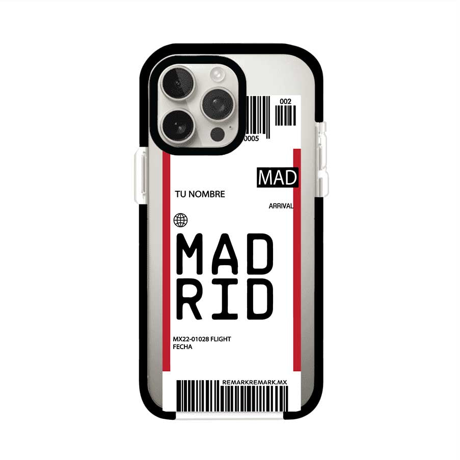 Funda personalizada estilo pase de abordar con diseño de Madrid y código MAD, personalizable con nombre y datos de vuelo; producto de Remark MX para iPhone